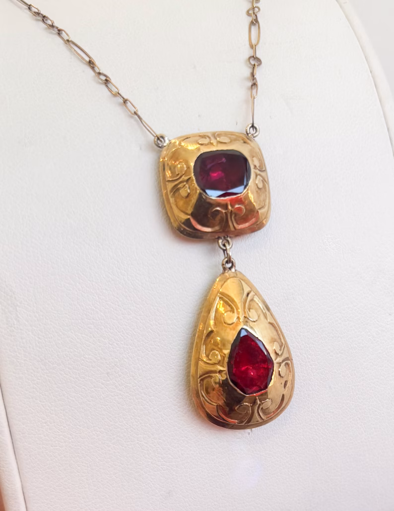 Victorian 18k yellow gold necklace with inset garnets and engraved gold detailing circa 1800s.